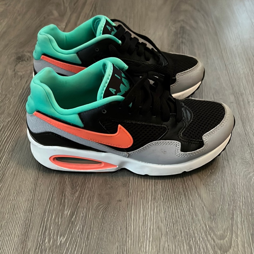 Nike shoes 🖤💚🧡. Size 5
